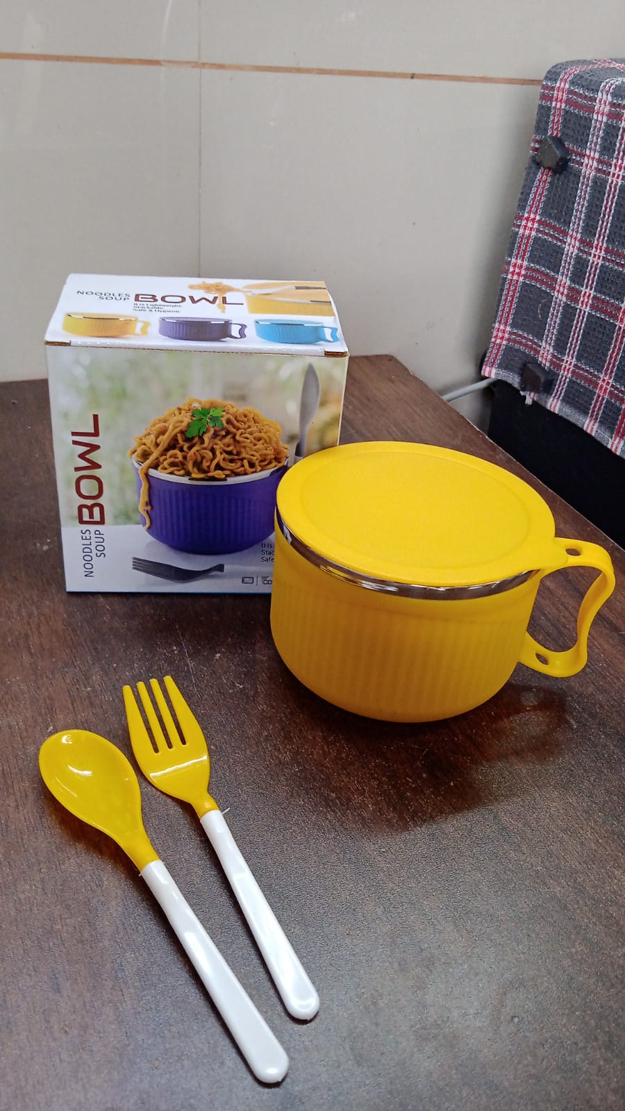 Set of colorful bowls with handles and lids, perfect for breakfast, fruits, ramen, and snacks. Dishwasher safe. Set of colorful bowls with handles and lids, perfect for breakfast, fruits, ramen, and snacks. Dishwasher safe.
